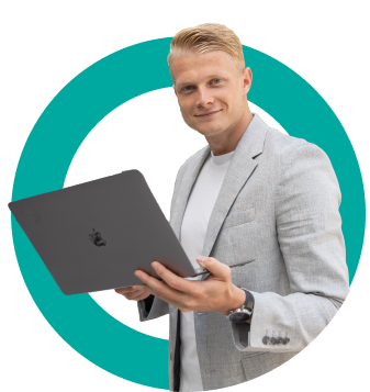 Rick Schuitert houdt een laptop vast